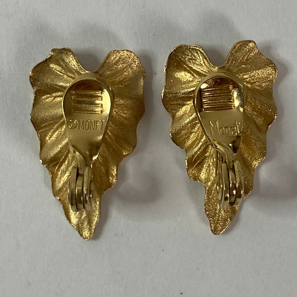 Vintage Monet Gold Tone Leaf Necklace Clip-On Earrings and Bangle Bracelet Set - Picture 6 of 9